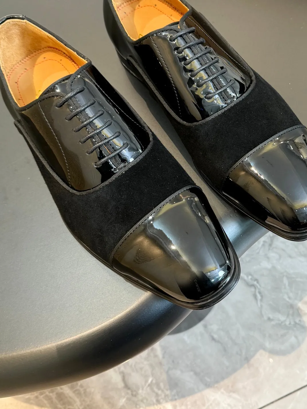 💰960 Christia*.Loubouti* high-end men's business formal leather shoes, original genuine cowhide red sole, imported Italian cowhide outsole, first-layer cowhide, water-dyed cowhide lining, high-end luxury. Size: 39-44 (customized at 38.45.46)✅